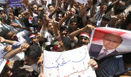 انفجار عبوة ناسفة وتفريق معارضين للحوثيين بتعز