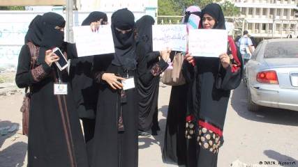في ظل غياب السلطة.. القاعدة ترجم امرأة حتى الموت