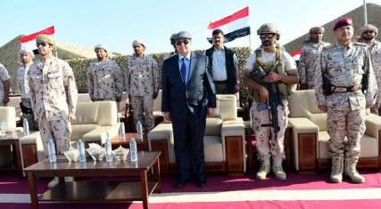 الرئيس هادي يشهد انضمام أول دفعة من المقاومة إلى صفوف الجيش الوطني