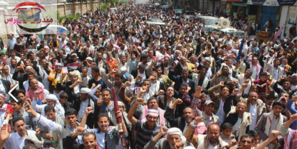 ثوار إب يؤدون صلاة الجمعة أمام مبنى المحافظة ويجددون رفضهم المطلق للإنقلاب الحوثي