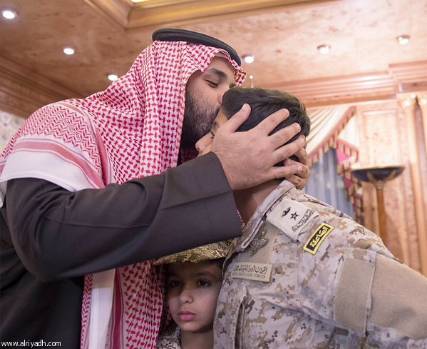 بالصور انجال الشهيد السهيان يرتدون البزه العسكرية بصحبة وزير الدفاع السعودي 