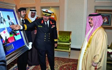 العاهل البحريني يشيد بإنجازات سلاح البحرية في اليمن