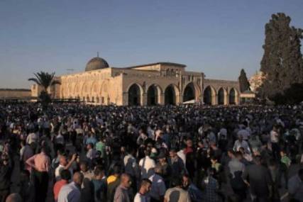 عشرات الآلاف يؤدون صلاة العيد في المسجد الأقصى