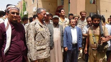 محافظ حجة وقائد المنطقة الخامسة يتفقدان المقاتلين بحرض وميدي