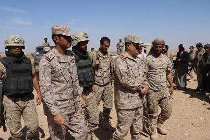اللواء المقدشي يتفقد المواقع التي سيطر عليها الجيش والمقاومة شمال مأرب ويوجه بإصلاح أبراج الكهرباء