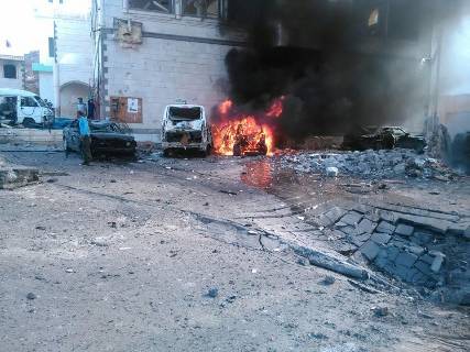 لقاءات مكثفة للرئيس هادي ونائبه مع القيادات المحلية والعسكرية بعد تفجيرات عدن الدامية