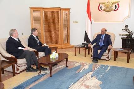 السفير الأمريكي يصل عدن ويؤكد دعم بلاده للشرعية الدستورية ممثلة بالرئيس هادي