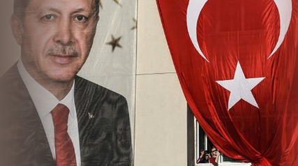 على صفيح ساخن: تطورات مشهد سياسي عاصف في تركيا قبيل الانتخابات البرلمانية