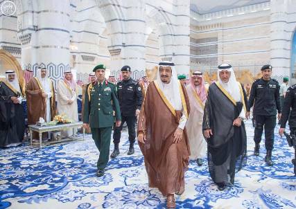 الملك سلمان يغادر المملكة لقضاء إجازة خاصة وينيب ولي عهده لإدارة شؤون الدولة
