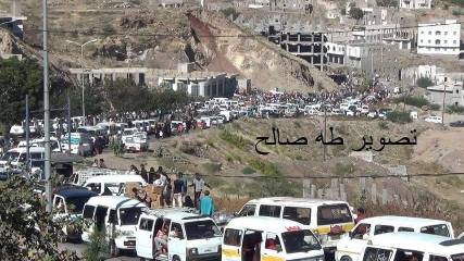 الحوثيون يجبرون سكان "تعز" على نقل حاجياتهم على ظهورهم ويمنعون دخول سيارات البضائع والإغاثة إلى المدينة