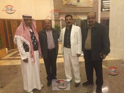 بخلاف ما تناقلته وسائل الإعلام عن تواجده في حرض .. اللواء الأحمر يظهر في قصر المؤتمرات بالرياض (صورة)